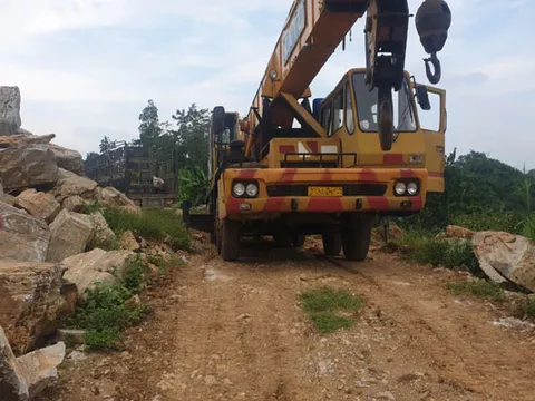 Nghệ An: Bắt quả tang xe của doanh nghiệp đang vận chuyển khoáng sản trái phép