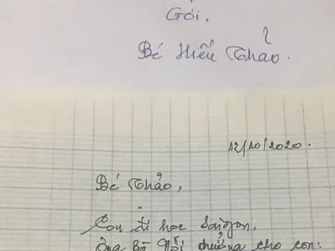 Ấm lòng: Ông nội 86 tuổi chạy xe máy tới "dúi" vào tay món quà đặc biệt để tiễn cháu lên thành phố nhập học