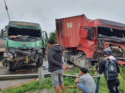 Hà Tĩnh: Xe tải và container nát bét sau va chạm, hai tài xế may mắn thoát nạn