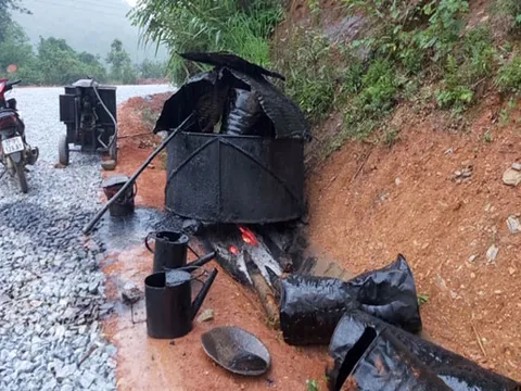 Nghệ An: Công trình do Công ty VINACO thi công rải nhựa giữa trời mưa