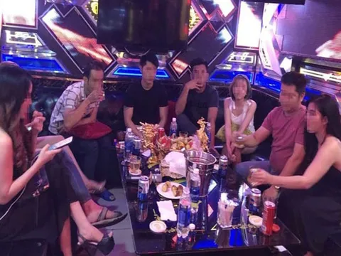 Bắt quả tang vợ chồng gửi con cho nhân viên quán karaoke để bay lắc