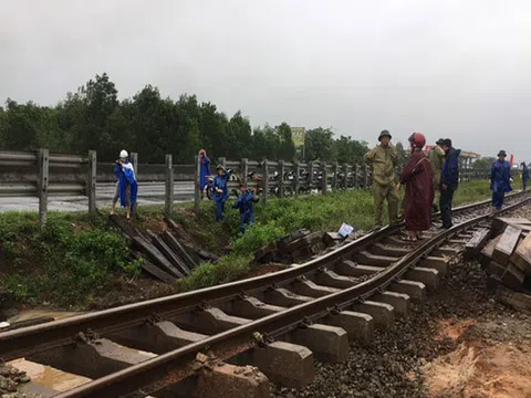 Đường sắt xói lở, tàu trật bánh, đứt toa ở Quảng Trị