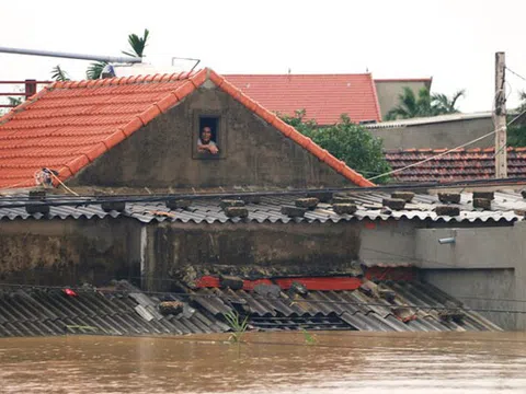 Người dân vùng lũ lên nóc nhà "hét" xin cứu trợ mì tôm, nước uống