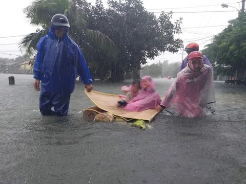 Người Hà Tĩnh một đêm dài mất ngủ vì nước dâng nhanh, cầu mong "trời đừng mưa nữa"