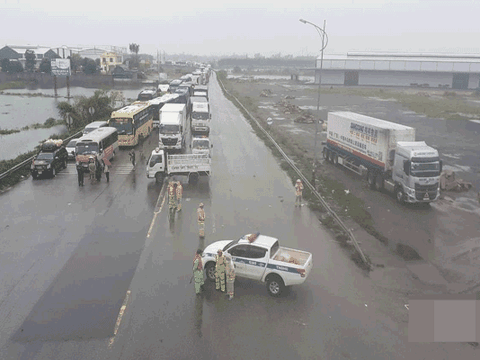 Lượng xe ùn ứ hai ngày, quốc lộ ở Hà Tĩnh tắc hàng chục cây số