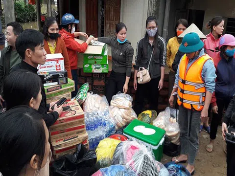 Thực hư chuyện đoàn cứu trợ "kêu trời" vì không có thuyền vào vùng lũ Hà Tĩnh