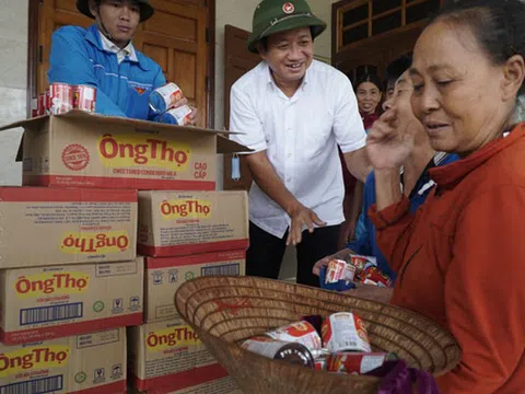 Ông Đoàn Ngọc Hải lùng sục siêu thị, mua đồ cứu trợ người miền Trung: "Tôi không nhận tiền"