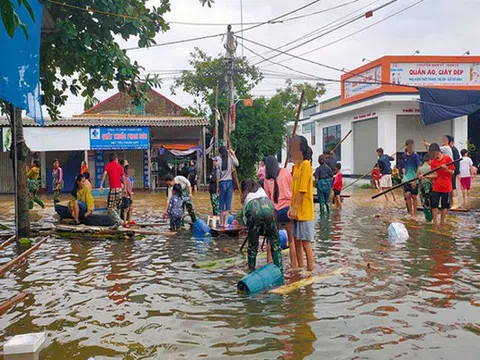 Dậy sóng chuyện "đội quân" ra đường xin quà cứu trợ ở Hà Tĩnh