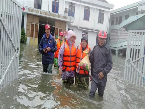 Thầy giáo Hà Tĩnh trốn bệnh viện, dầm mình cứu dân bị lũ lụt