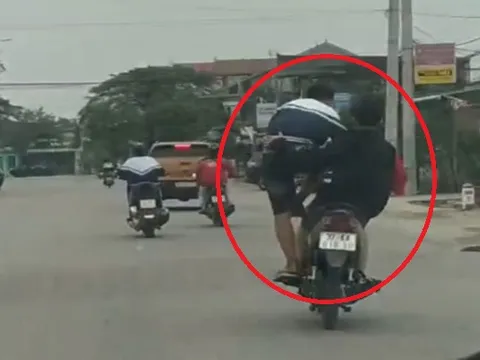 Nghệ An: Hai thanh niên "đầu trần" lạng lách, đổi lái trên tỉnh lộ 535
