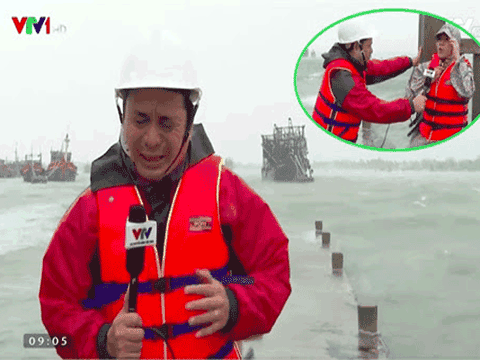 Phóng viên VTV nghiêng ngả chống chọi với từng cơn gió to khi tác nghiệp giữa tâm bão gây chú ý