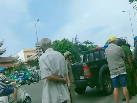 Người đàn ông bị tâm thần cầm dao chặt chém nhiều xe ô tô