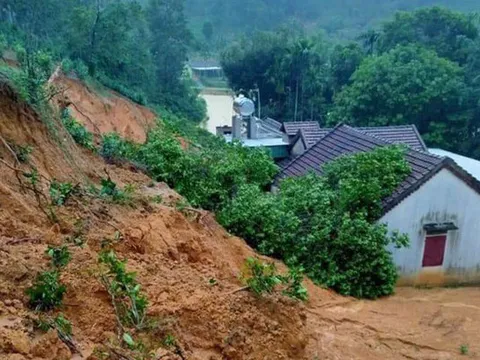 Đồi núi lở, đất đá tràn xuống "uy hiếp" hàng trăm hộ dân miền núi Nghệ An