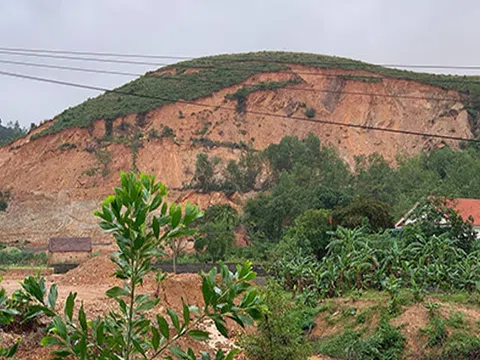 Nghệ An: Lãnh đạo lý giải về ngọn núi rạn nứt nghi do bị khai thác đất "lậu"