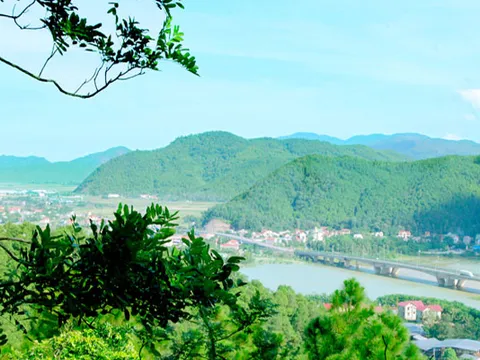 Khám phá danh thắng núi Hồng