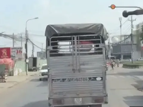 Xe cứu hỏa hú còi ưu tiên inh ỏi, tài xế xe tải vẫn đi nghênh ngang