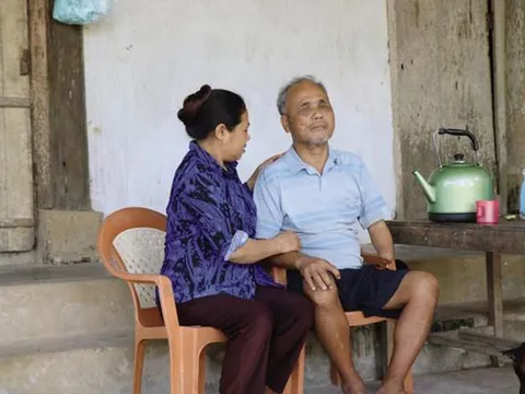 Cổ tích giữa đời thường: Những người phụ nữ chăm chồng tàn tật hàng thập kỷ