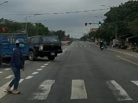 Phạt tiền, tước bằng của lái xe biển xanh ngang nhiên vượt đèn đỏ