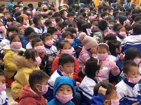 Nóng: Hàng chục học sinh, giáo viên có biểu hiện ho, sốt sau khi tiếp xúc với bố mẹ từ Trung Quốc về
