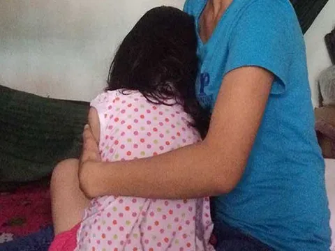 Bố chồng U80 dùng quà bánh dụ dỗ, nhiều lần hi-ếp d-âm con riêng của con dâu