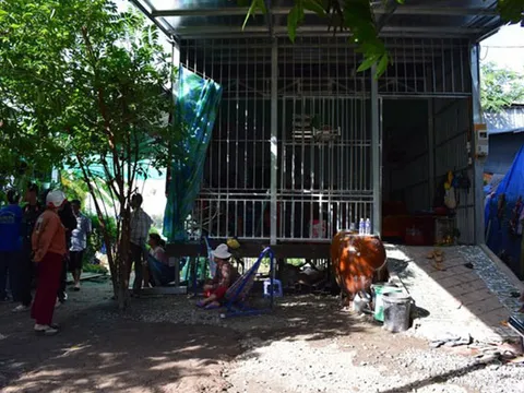 Hóng chuyện bắt thuốc lá lậu, cô gái bị trúng đạn cao su