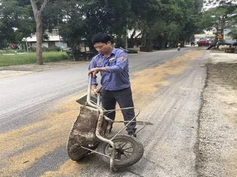 Nghệ An: Hành động đẹp của nhân viên gác đường ngang