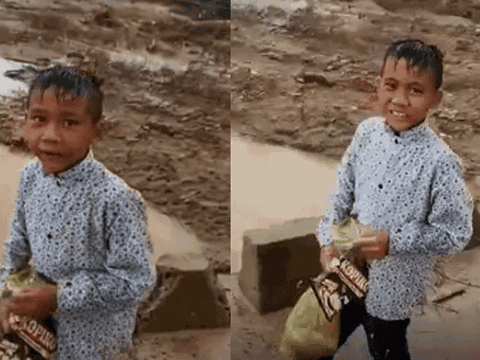 Ấm lòng nụ cười và tiếng "cảm ơn" lễ phép của cậu bé chân đất vùng lũ Quảng Trị khi được đoàn từ thiện tặng quà