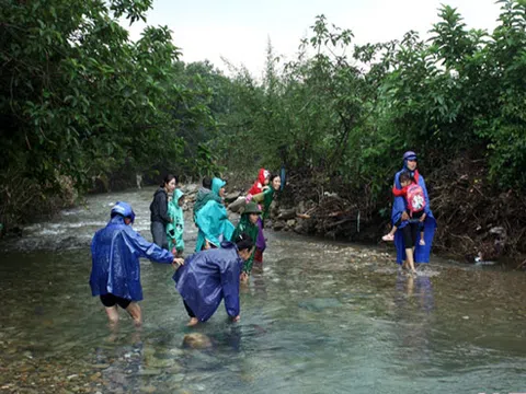 Hà Tĩnh: Cầu dân sinh bị cuốn trôi, người dân Kỳ Thịnh băng suối cõng con tới trường