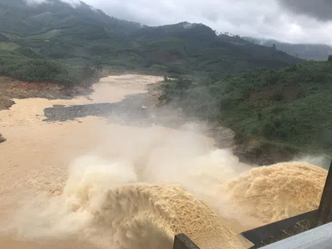 Quảng Nam lại sạt lở núi khiến 1 người chết, hồ Phú Ninh và nhiều thủy điện đồng loạt xả lũ