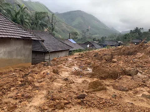 Quảng Ngãi: Đồi lở, cả làng chìm trong đất đá