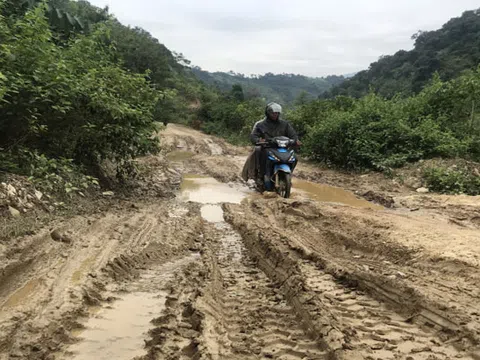 Mưa lũ đi qua để lại sự "ám ảnh" với người đi đường ở miền Tây xứ Nghệ