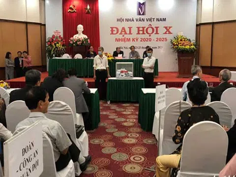 Đại hội Nhà văn đóng cửa với báo chí, ông Hữu Thỉnh rút khỏi ban chấp hành khóa mới