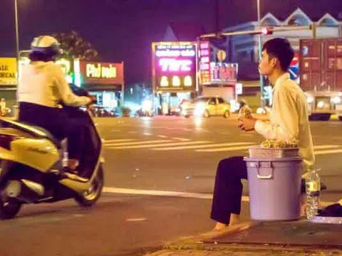 Chàng trai khiếm thị quê Hà Tĩnh bán đậu phộng phụ cha mẹ nuôi em