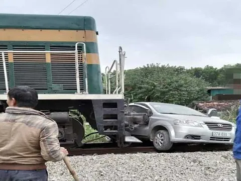 Nghệ An: Xe 4 chỗ “cản” tàu hỏa, tài xế thoát chết thần kỳ