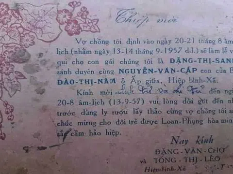 Lục được thiệp cưới thời ông bà những năm trước 1960, dân tình thi nhau khoe như báu vật