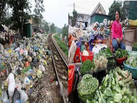 Rác bủa vây thị trấn ở Hà Tĩnh, dân "kêu trời" không thấu