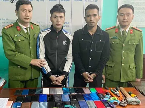 Hà Tĩnh: Bắt 2 đối tượng đột nhập cửa hàng trộm hàng chục điện thoại di động