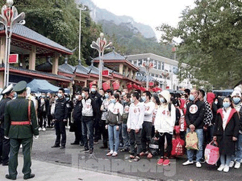 Phát hiện 2 đối tượng truy nã trong đoàn người xuất cảnh trái phép