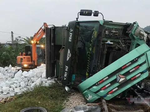 Nghệ An: Xe tải chở đá trắng lật úp trên đường sắt, tàu Bắc -Nam tê liệt 4 tiếng